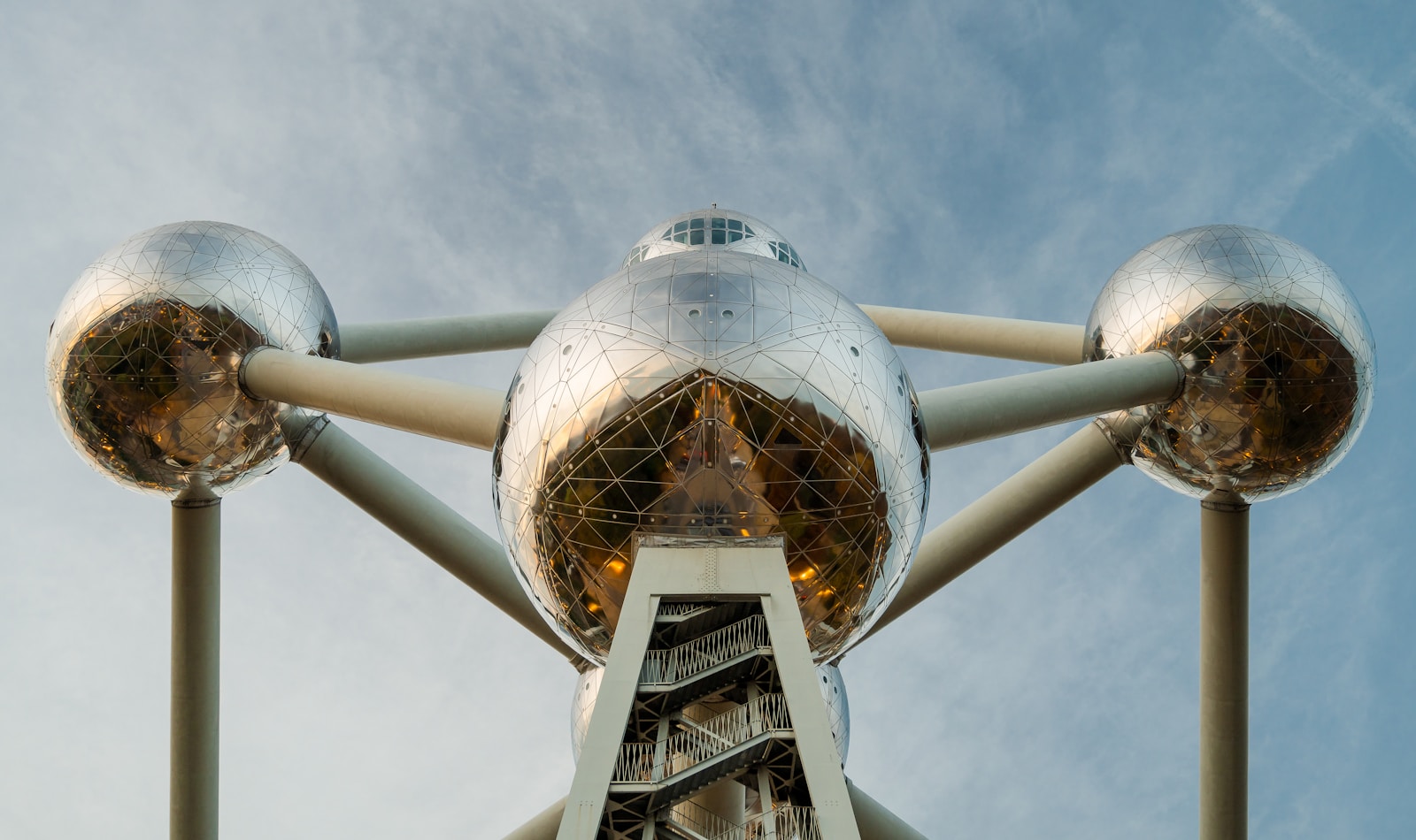 These monuments and their history that tell the story of our world: the Atomium in Brussels