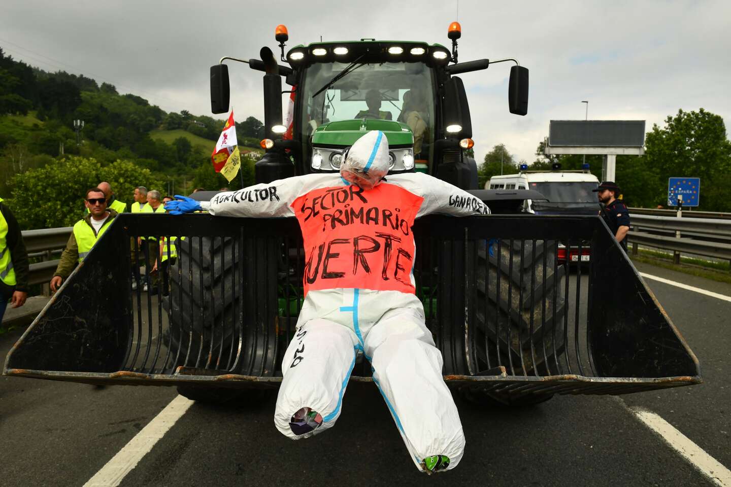 Farmers block the border between France and Spain to make themselves heard before the European elections