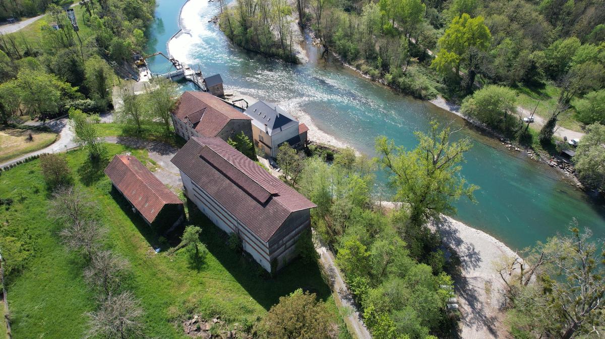 On the banks of the Gave d'Oloron, the Masseys mill is a building protected by the architects des constructions of France.